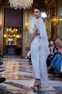 Madrid 'deki Santa Isabel Sarayı' nda Madrid Moda Haftası 'nda Atelier Couture gelin podyumu sırasında DE LA CIERVA y NICOLS tarafından yapılan modeller sergilenmektedir. 13 Marzo 2024 İspanya