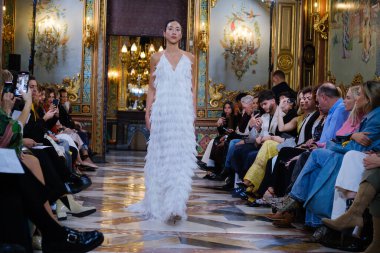 Madrid 'deki Santa Isabel Sarayı' nda Madrid Moda Haftası 'nda Atelier Couture gelin podyumu sırasında DE LA CIERVA y NICOLS tarafından yapılan modeller sergilenmektedir. 13 Marzo 2024 İspanya