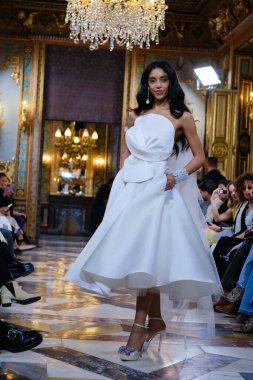 Madrid 'deki Santa Isabel Sarayı' nda Madrid Moda Haftası 'nda Atelier Couture gelin podyumu sırasında DE LA CIERVA y NICOLS tarafından yapılan modeller sergilenmektedir. 13 Marzo 2024 İspanya