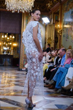 Madrid 'deki Santa Isabel Sarayı' nda Madrid Moda Haftası 'nda Atelier Couture gelin podyumu sırasında DE LA CIERVA y NICOLS tarafından yapılan modeller sergilenmektedir. 13 Marzo 2024 İspanya