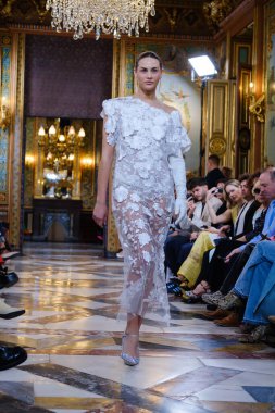 Madrid 'deki Santa Isabel Sarayı' nda Madrid Moda Haftası 'nda Atelier Couture gelin podyumu sırasında DE LA CIERVA y NICOLS tarafından yapılan modeller sergilenmektedir. 13 Marzo 2024 İspanya