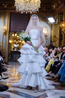 Madrid 'deki Santa Isabel Sarayı' nda Madrid Moda Haftası 'nda Atelier Couture gelin podyumu sırasında DE LA CIERVA y NICOLS tarafından yapılan modeller sergilenmektedir. 13 Marzo 2024 İspanya