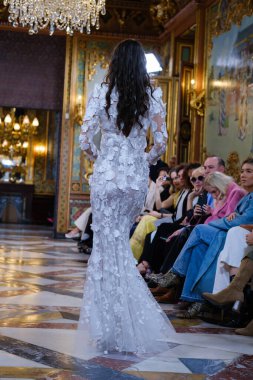 Madrid 'deki Santa Isabel Sarayı' nda Madrid Moda Haftası 'nda Atelier Couture gelin podyumu sırasında DE LA CIERVA y NICOLS tarafından yapılan modeller sergilenmektedir. 13 Marzo 2024 İspanya