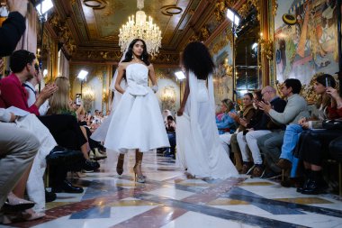 Madrid 'deki Santa Isabel Sarayı' nda Madrid Moda Haftası 'nda Atelier Couture gelin podyumu sırasında DE LA CIERVA y NICOLS tarafından yapılan modeller sergilenmektedir. 13 Marzo 2024 İspanya