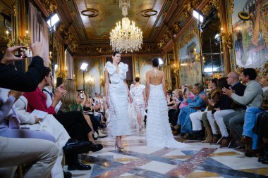 Madrid 'deki Santa Isabel Sarayı' nda Madrid Moda Haftası 'nda Atelier Couture gelin podyumu sırasında DE LA CIERVA y NICOLS tarafından yapılan modeller sergilenmektedir. 13 Marzo 2024 İspanya