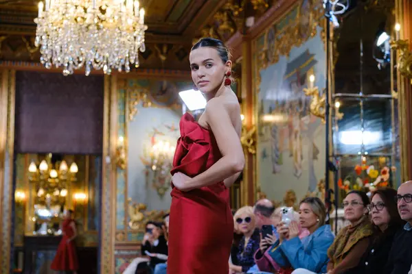 Modell Visar Upp Skapelser Cierva Nicols Atelier Couture Brudcatwalk Inom — Stockfoto