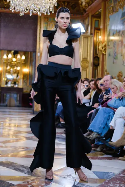 Model Představuje Výtvory Cierva Nicols Během Svatební Lávky Atelier Couture — Stock fotografie
