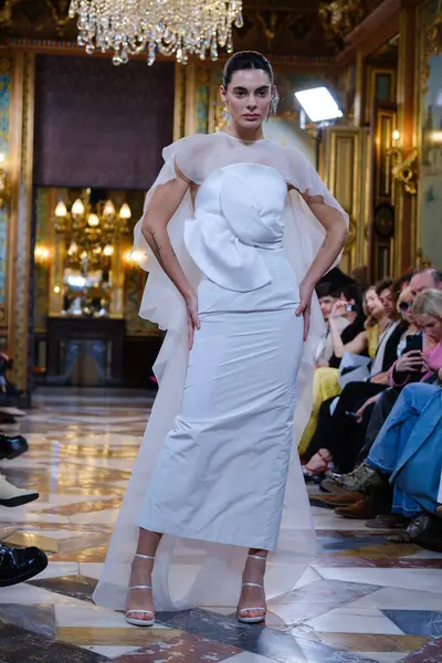 Modell Visar Upp Skapelser Cierva Nicols Atelier Couture Brudcatwalk Inom — Stockfoto