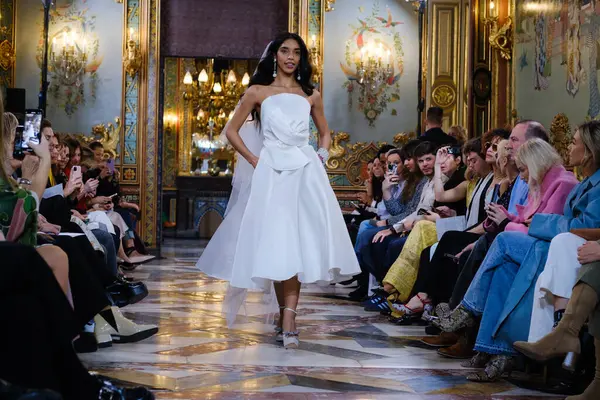 Model Showcases Creations Cierva Nicols Atelier Couture Bridal Catwalk Madrid — Stock Photo, Image