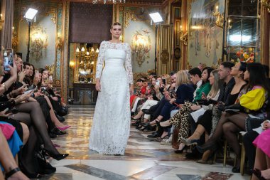 Madrid 'deki Santa Isabel Sarayı' nda Madrid Moda Haftası 'nda Atıcı Tasarım gelin podyumu sırasında Silvia Fernandez' in eserlerini sergiliyor. 13 Marzo, 2024 İspanya