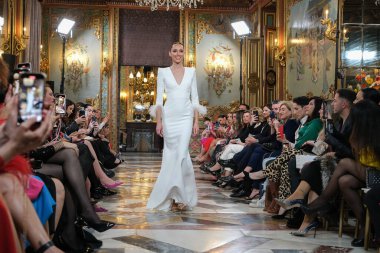 Madrid 'deki Santa Isabel Sarayı' nda Madrid Moda Haftası 'nda Atıcı Tasarım gelin podyumu sırasında Silvia Fernandez' in eserlerini sergiliyor. 13 Marzo, 2024 İspanya