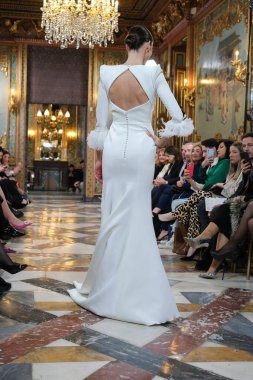 Madrid 'deki Santa Isabel Sarayı' nda Madrid Moda Haftası 'nda Atıcı Tasarım gelin podyumu sırasında Silvia Fernandez' in eserlerini sergiliyor. 13 Marzo, 2024 İspanya