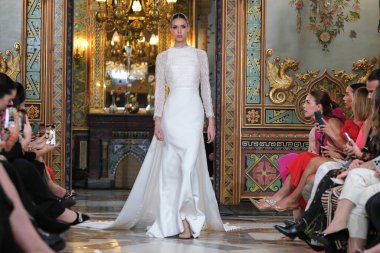 Madrid 'deki Santa Isabel Sarayı' nda Madrid Moda Haftası 'nda Atıcı Tasarım gelin podyumu sırasında Silvia Fernandez' in eserlerini sergiliyor. 13 Marzo, 2024 İspanya