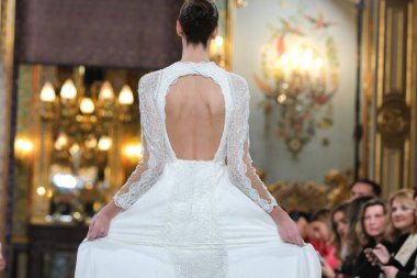 Madrid 'deki Santa Isabel Sarayı' nda Madrid Moda Haftası 'nda Atıcı Tasarım gelin podyumu sırasında Silvia Fernandez' in eserlerini sergiliyor. 13 Marzo, 2024 İspanya