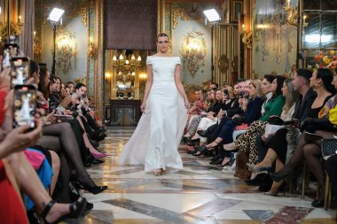 Madrid 'deki Santa Isabel Sarayı' nda Madrid Moda Haftası 'nda Atıcı Tasarım gelin podyumu sırasında Silvia Fernandez' in eserlerini sergiliyor. 13 Marzo, 2024 İspanya