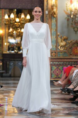 Madrid 'deki Santa Isabel Sarayı' nda Madrid Moda Haftası 'nda Atıcı Tasarım gelin podyumu sırasında Silvia Fernandez' in eserlerini sergiliyor. 13 Marzo, 2024 İspanya