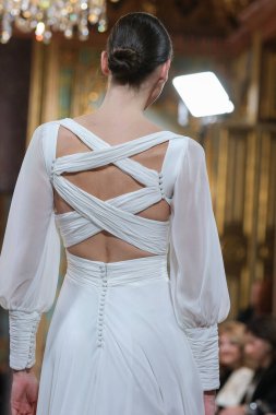 Madrid 'deki Santa Isabel Sarayı' nda Madrid Moda Haftası 'nda Atıcı Tasarım gelin podyumu sırasında Silvia Fernandez' in eserlerini sergiliyor. 13 Marzo, 2024 İspanya