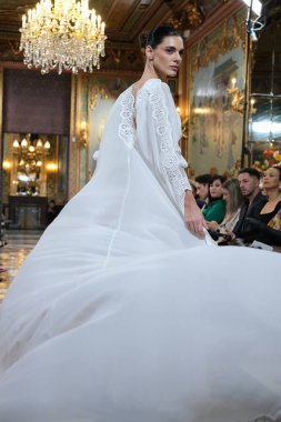 Madrid 'deki Santa Isabel Sarayı' nda Madrid Moda Haftası 'nda Atıcı Tasarım gelin podyumu sırasında Silvia Fernandez' in eserlerini sergiliyor. 13 Marzo, 2024 İspanya