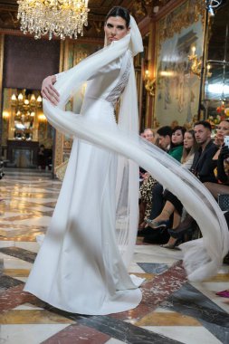 Madrid 'deki Santa Isabel Sarayı' nda Madrid Moda Haftası 'nda Atıcı Tasarım gelin podyumu sırasında Silvia Fernandez' in eserlerini sergiliyor. 13 Marzo, 2024 İspanya