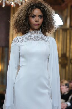 Madrid 'deki Santa Isabel Sarayı' nda Madrid Moda Haftası 'nda Atıcı Tasarım gelin podyumu sırasında Silvia Fernandez' in eserlerini sergiliyor. 13 Marzo, 2024 İspanya