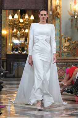 Madrid 'deki Santa Isabel Sarayı' nda Madrid Moda Haftası 'nda Atıcı Tasarım gelin podyumu sırasında Silvia Fernandez' in eserlerini sergiliyor. 13 Marzo, 2024 İspanya