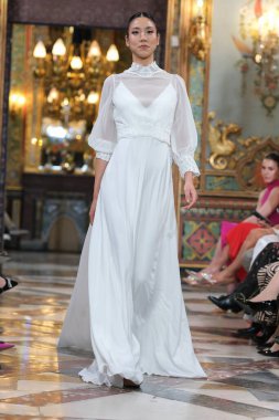 Madrid 'deki Santa Isabel Sarayı' nda Madrid Moda Haftası 'nda Atıcı Tasarım gelin podyumu sırasında Silvia Fernandez' in eserlerini sergiliyor. 13 Marzo, 2024 İspanya