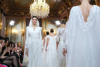 Madrid 'deki Santa Isabel Sarayı' nda Madrid Moda Haftası 'nda Atıcı Tasarım gelin podyumu sırasında Silvia Fernandez' in eserlerini sergiliyor. 13 Marzo, 2024 İspanya