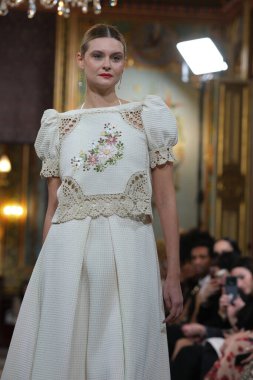Madrid 'deki Santa Isabel Sarayı' nda Madrid Moda Haftası 'ndaki Atelier Couture gelin podyumu sırasında MARA DIEZMA' nın eserlerini sergiliyor. 14 Marzo 2024 İspanya