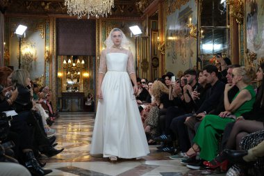 Madrid 'deki Santa Isabel Sarayı' nda Madrid Moda Haftası 'ndaki Atelier Couture gelin podyumu sırasında MARA DIEZMA' nın eserlerini sergiliyor. 14 Marzo 2024 İspanya