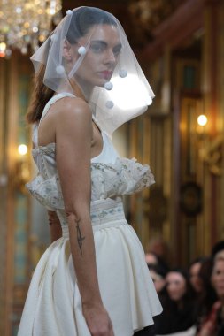 Madrid 'deki Santa Isabel Sarayı' nda Madrid Moda Haftası 'ndaki Atelier Couture gelin podyumu sırasında MARA DIEZMA' nın eserlerini sergiliyor. 14 Marzo 2024 İspanya