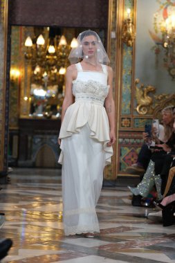 Madrid 'deki Santa Isabel Sarayı' nda Madrid Moda Haftası 'ndaki Atelier Couture gelin podyumu sırasında MARA DIEZMA' nın eserlerini sergiliyor. 14 Marzo 2024 İspanya