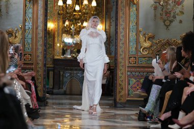 Madrid 'deki Santa Isabel Sarayı' nda Madrid Moda Haftası 'ndaki Atelier Couture gelin podyumu sırasında MARA DIEZMA' nın eserlerini sergiliyor. 14 Marzo 2024 İspanya