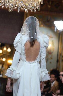 Madrid 'deki Santa Isabel Sarayı' nda Madrid Moda Haftası 'ndaki Atelier Couture gelin podyumu sırasında MARA DIEZMA' nın eserlerini sergiliyor. 14 Marzo 2024 İspanya