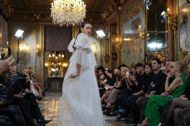 Madrid 'deki Santa Isabel Sarayı' nda Madrid Moda Haftası 'ndaki Atelier Couture gelin podyumu sırasında MARA DIEZMA' nın eserlerini sergiliyor. 14 Marzo 2024 İspanya