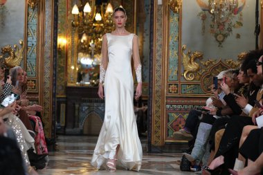 Madrid 'deki Santa Isabel Sarayı' nda Madrid Moda Haftası 'ndaki Atelier Couture gelin podyumu sırasında MARA DIEZMA' nın eserlerini sergiliyor. 14 Marzo 2024 İspanya