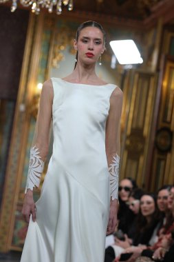 Madrid 'deki Santa Isabel Sarayı' nda Madrid Moda Haftası 'ndaki Atelier Couture gelin podyumu sırasında MARA DIEZMA' nın eserlerini sergiliyor. 14 Marzo 2024 İspanya