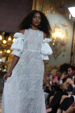 Madrid 'deki Santa Isabel Sarayı' nda Madrid Moda Haftası 'ndaki Atelier Couture gelin podyumu sırasında MARA DIEZMA' nın eserlerini sergiliyor. 14 Marzo 2024 İspanya