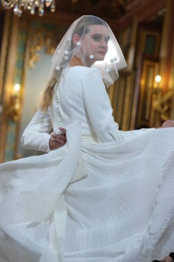 Madrid 'deki Santa Isabel Sarayı' nda Madrid Moda Haftası 'ndaki Atelier Couture gelin podyumu sırasında MARA DIEZMA' nın eserlerini sergiliyor. 14 Marzo 2024 İspanya