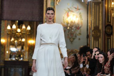 Madrid 'deki Santa Isabel Sarayı' nda Madrid Moda Haftası 'ndaki Atelier Couture gelin podyumu sırasında MARA DIEZMA' nın eserlerini sergiliyor. 14 Marzo 2024 İspanya