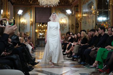 Madrid 'deki Santa Isabel Sarayı' nda Madrid Moda Haftası 'ndaki Atelier Couture gelin podyumu sırasında MARA DIEZMA' nın eserlerini sergiliyor. 14 Marzo 2024 İspanya