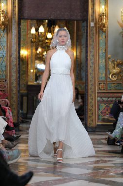Madrid 'deki Santa Isabel Sarayı' nda Madrid Moda Haftası 'ndaki Atelier Couture gelin podyumu sırasında MARA DIEZMA' nın eserlerini sergiliyor. 14 Marzo 2024 İspanya
