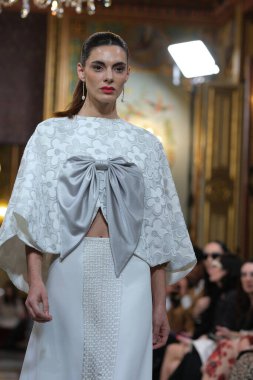 Madrid 'deki Santa Isabel Sarayı' nda Madrid Moda Haftası 'ndaki Atelier Couture gelin podyumu sırasında MARA DIEZMA' nın eserlerini sergiliyor. 14 Marzo 2024 İspanya
