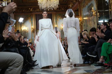 Madrid 'deki Santa Isabel Sarayı' nda Madrid Moda Haftası 'ndaki Atelier Couture gelin podyumu sırasında MARA DIEZMA' nın eserlerini sergiliyor. 14 Marzo 2024 İspanya