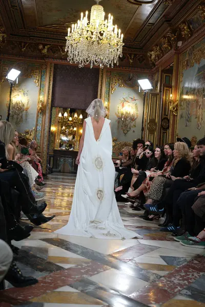 Model Showcases Creations Mara Diezma Atelier Couture Bridal Catwalk Madrid — Stock Photo, Image