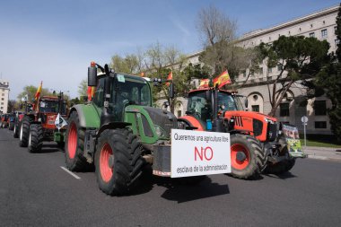17 Mart 2024 'te, çiftçiler ve çiftçilerin Madrid' in merkezindeki kırsal kesimde iyileştirme talebinde bulundukları bir protesto sırasında çok sayıda traktör bulundu..