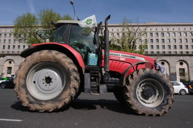 17 Mart 2024 'te, çiftçiler ve çiftçilerin Madrid' in merkezindeki kırsal kesimde iyileştirme talebinde bulundukları bir protesto sırasında çok sayıda traktör bulundu..