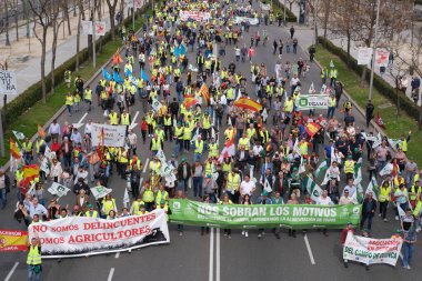 17 Mart 2024 'te, çiftçiler ve çiftçilerin Madrid' in merkezindeki kırsal kesimde iyileştirme talebinde bulundukları bir protesto sırasında çok sayıda traktör bulundu..