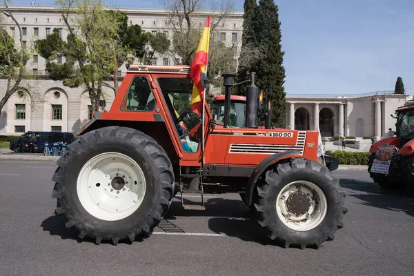 2024年3月17日 マドリード中心部の田園部部の改良を要求する農民や牧場主による抗議の間 いくつかのトラクター — ストック写真