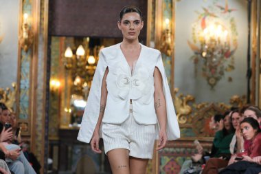 Madrid 'deki Santa Isabel Sarayı' nda Madrid Moda Haftası 'nda atölye tasarımları sırasında Susana Hidalgo tarafından yapılan modeller sergileniyor. Marzo 2024 İspanya