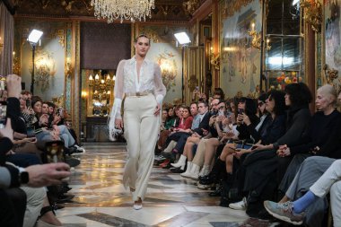 Madrid 'deki Santa Isabel Sarayı' nda Madrid Moda Haftası 'nda atölye tasarımları sırasında Susana Hidalgo tarafından yapılan modeller sergileniyor. Marzo 2024 İspanya